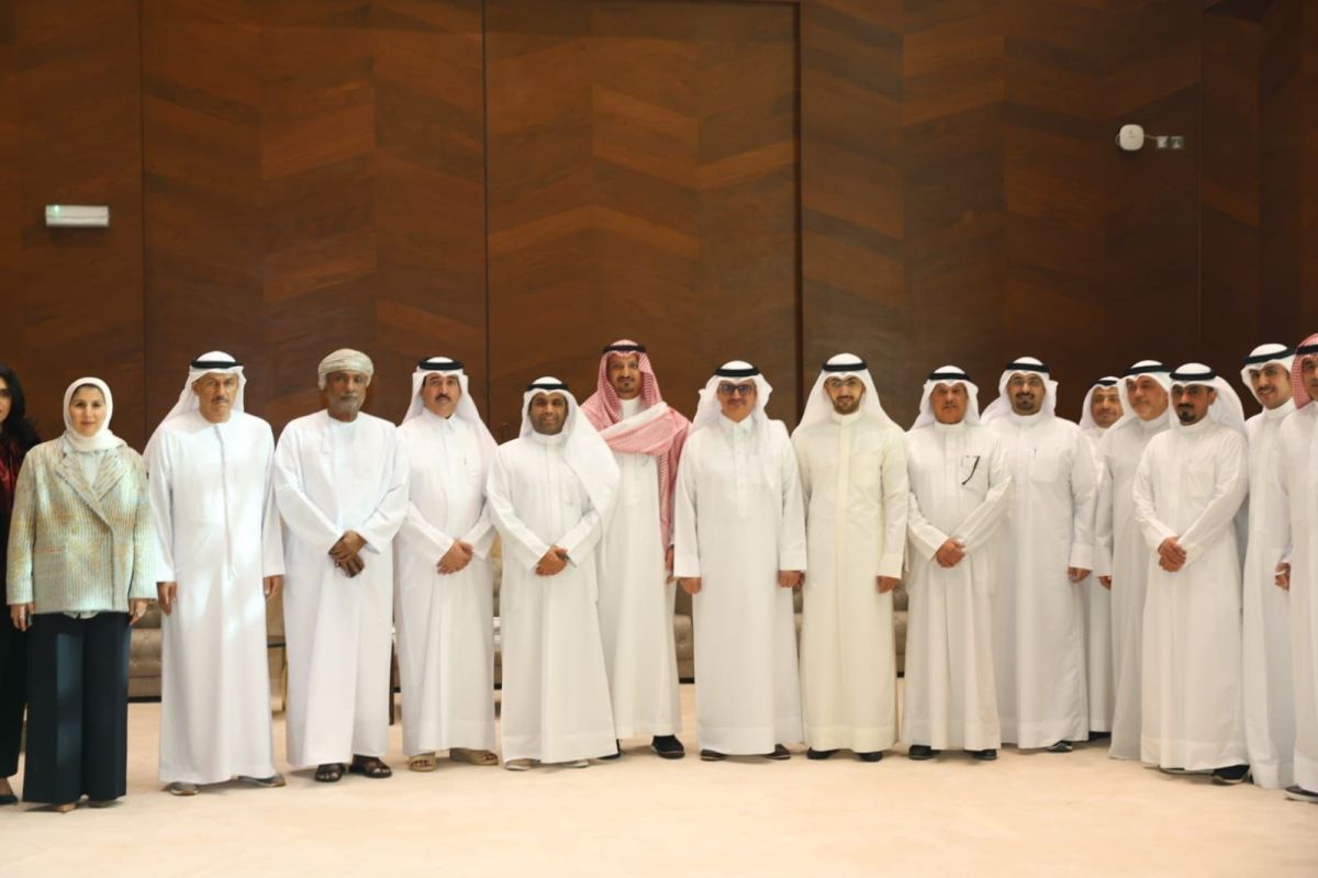 المحري متوسطاً أعضاء الوفود الخليجية