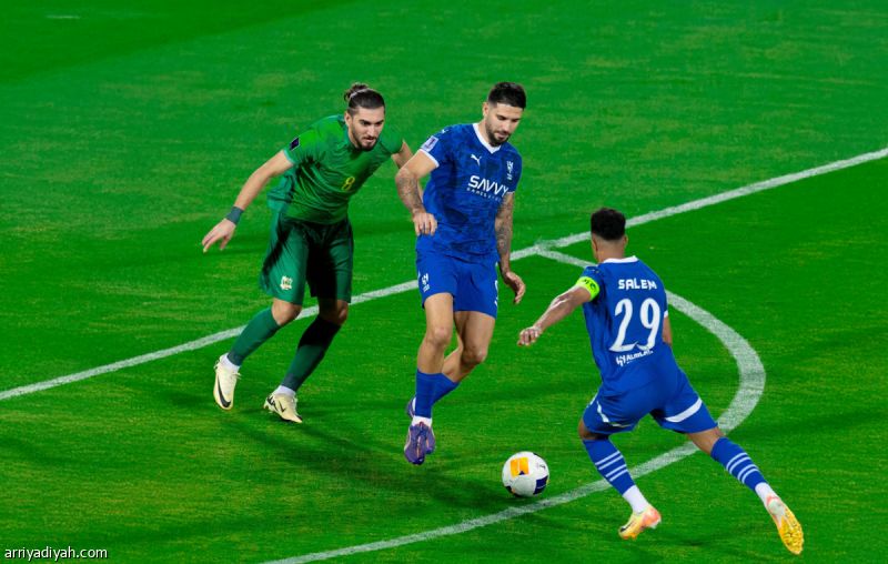 نخبة آسيا.. صدارة الهلال أمام محك الشرطة