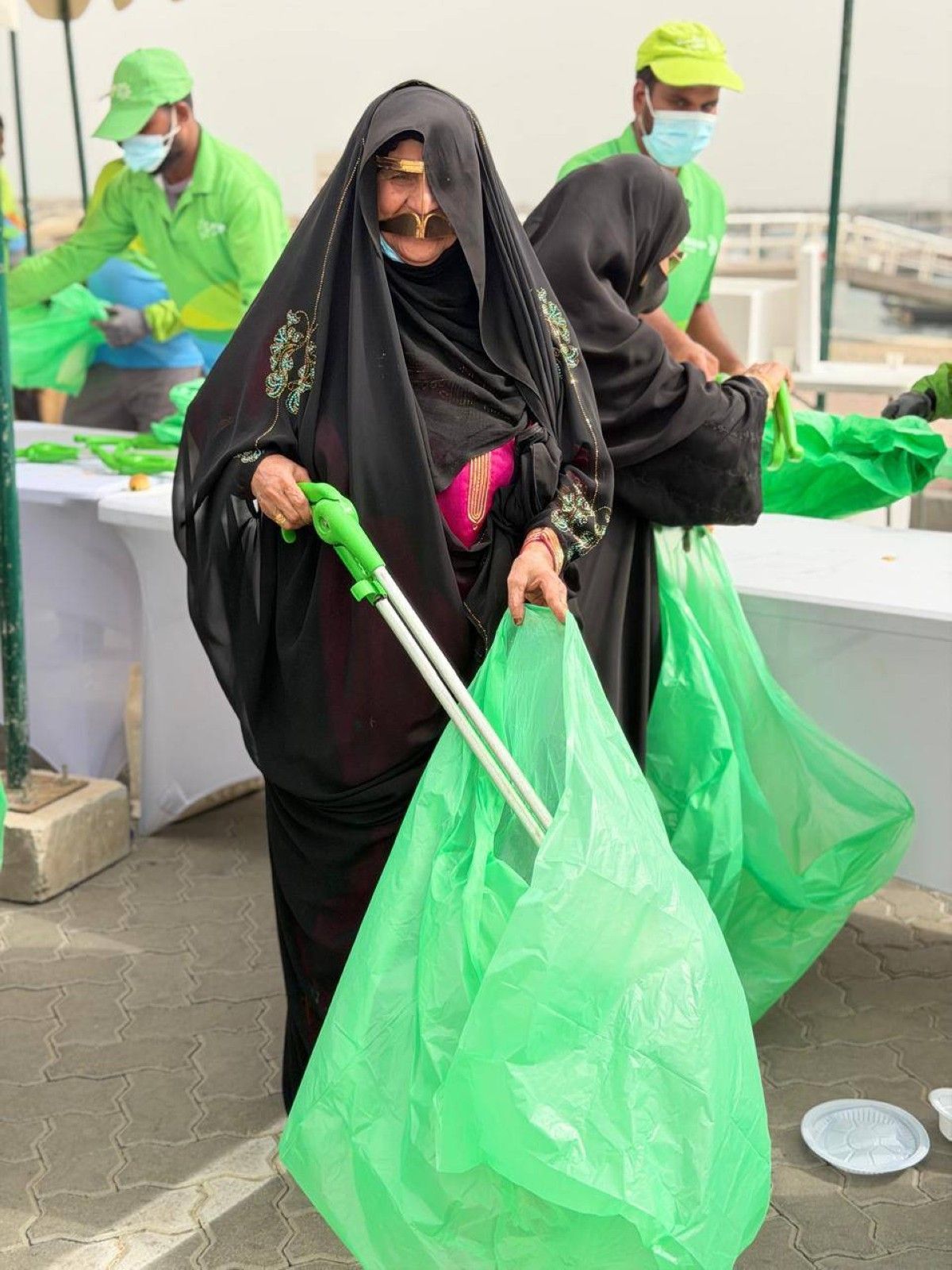 مبادرة نسائية لتنظيف شواطئ خورفكان