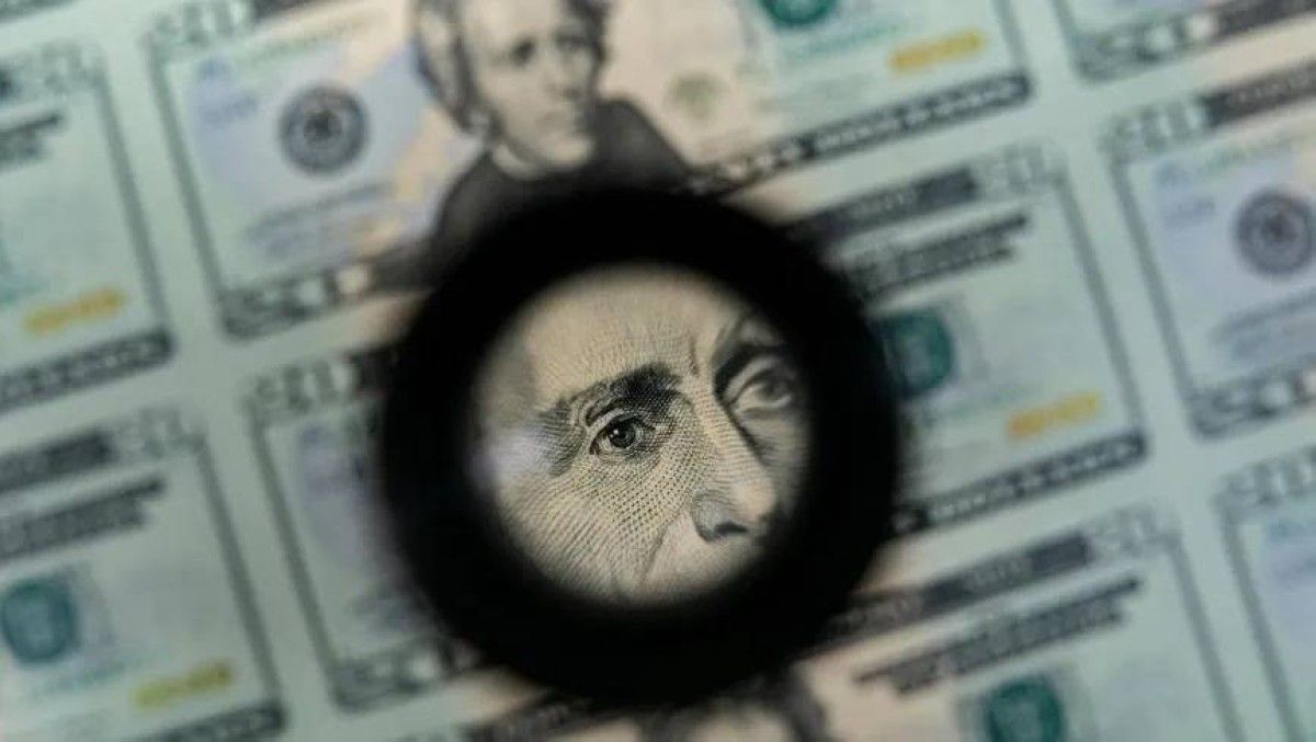 احتمالات رفع الفائدة تعود للواجهة وتهدد توقعات "جيه بي مورغان" بضعف الدولار