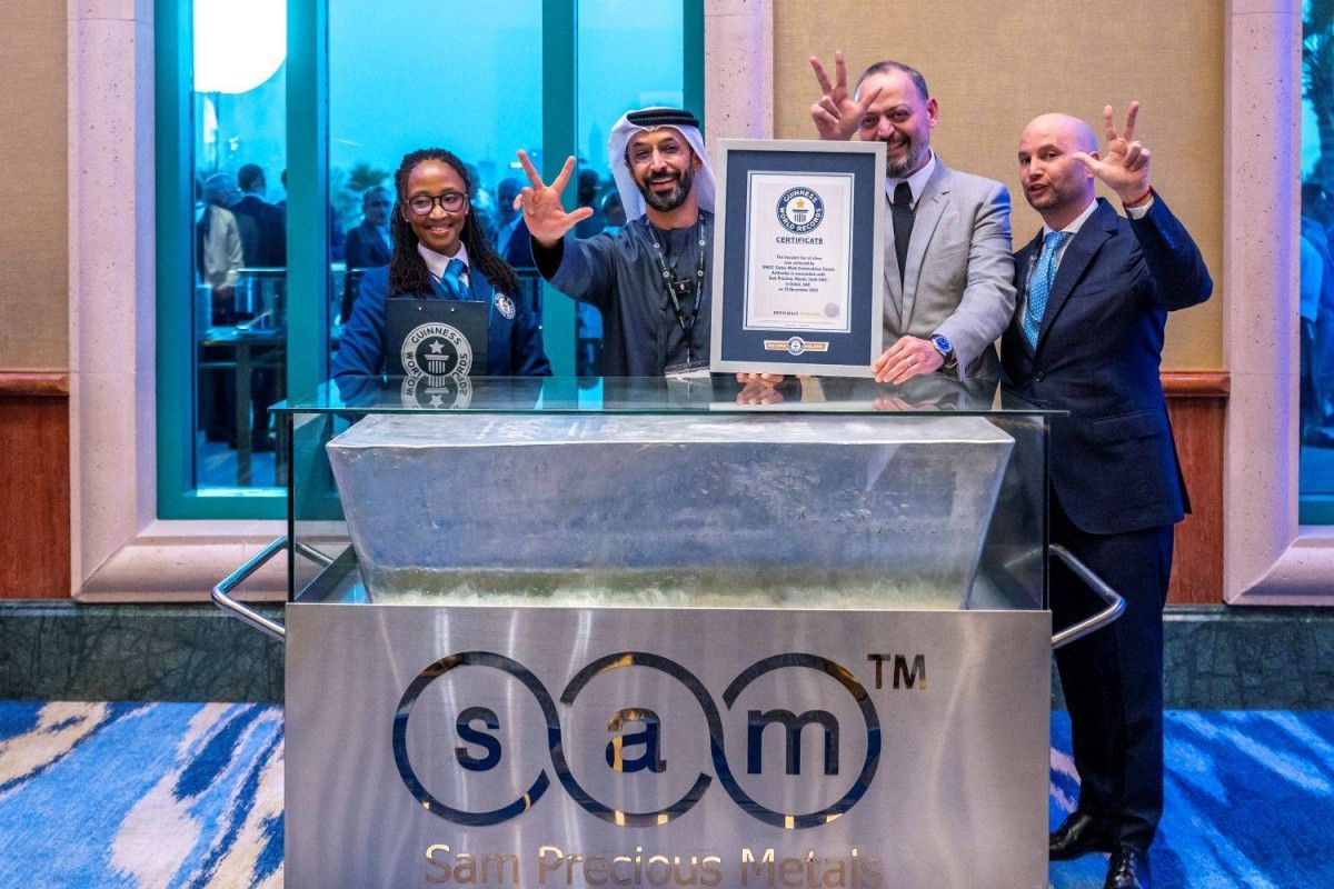 دبي للسلع المتعددة يكشف عن أكبر سبيكة فضة في العالم بوزن 1.9 طن