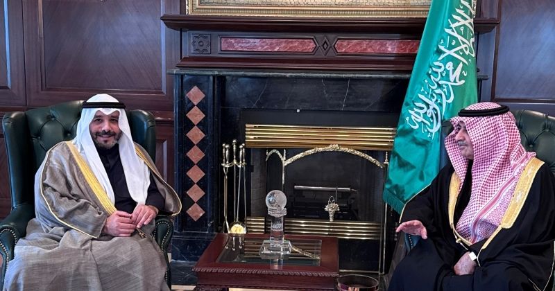 أمير منطقة تبوك مستقبلاً السفير صباح ناصر الصباح