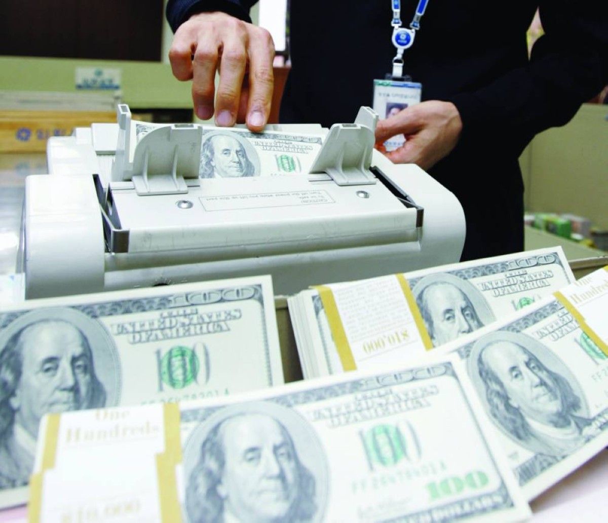 استطلاع: البنوك المركزية تحذر من الذكاء الاصطناعي وتبحث عن بدائل للدولار