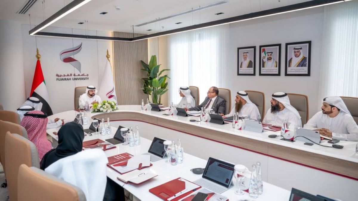 محمد بن حمد يطلع على خطط وبرامج جامعة الفجيرة