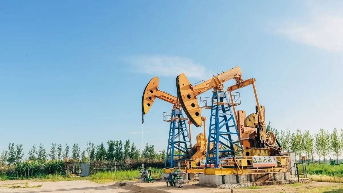 انخفاض أسعار النفط مع توقعات بوقف القتال في أوكرانيا