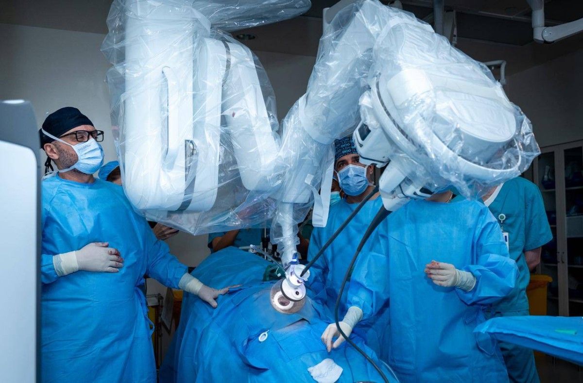 المستشفى الأمريكي دبي يجري أول جراحة روبوتية بتقنية "دافنشي إس بي" في الشرق الأوسط