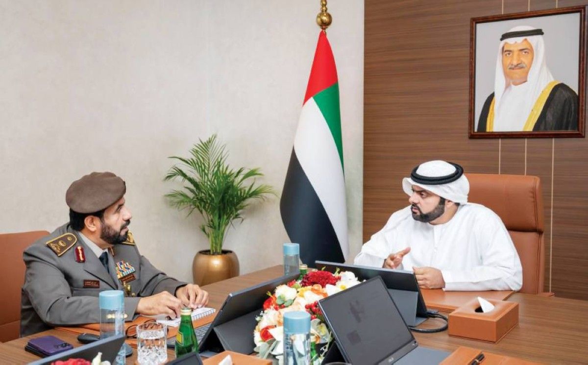 محمد الشرقي يطلع على خطط الإقامة وشؤون الأجانب بالفجيرة