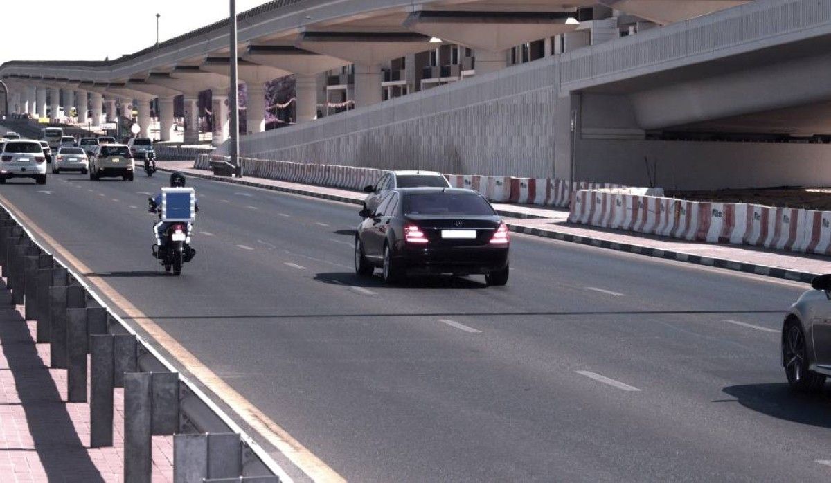 8152 مخالفة لسائقي دراجات «التوصيل» على المسارات السريعة