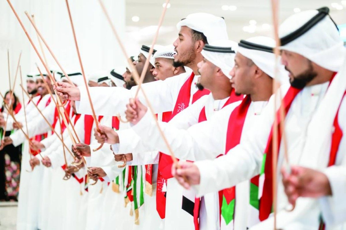مطارات دبي تحتفل بعيد الاتحاد بأجواء «الفريج الإماراتي» التراثية