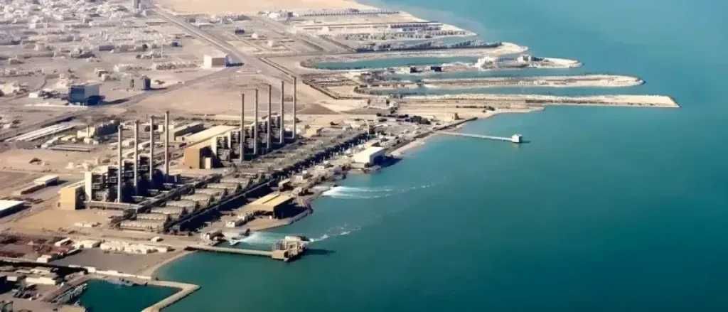 كيف غيّرت تحلية المياه في السعودية شكل الصحراء وأنشأت “أنهارًا صناعية” تخترق الجبال؟