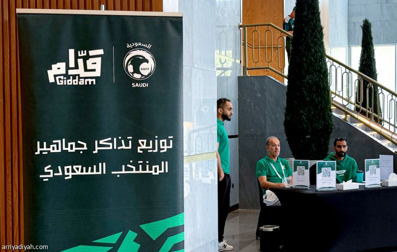 الأخضر يوزع تذاكر مواجهة عُمان