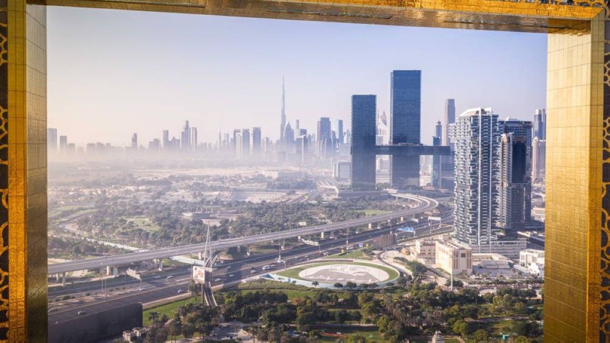 صورة زايد وراشد تزيّن الدوار المقابل لمبنى "البرواز" الأيقوني بدبي