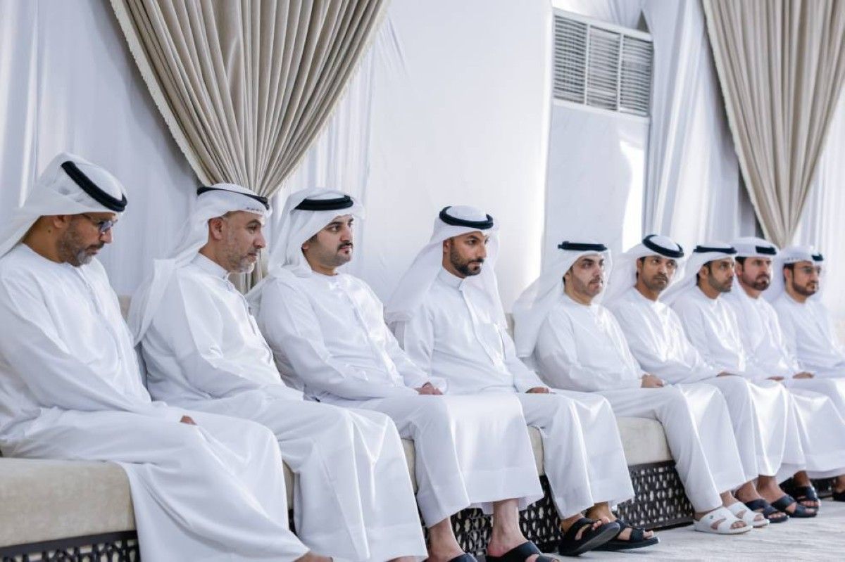 مكتوم بن محمد يقدم واجب العزاء في وفاة أرملة المرحوم سيف علي هلال السبوسي