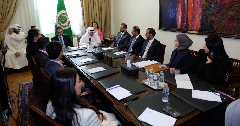 العجيري والمطيري مع الدبلوماسيين الكويتيين المشاركين في البرنامج