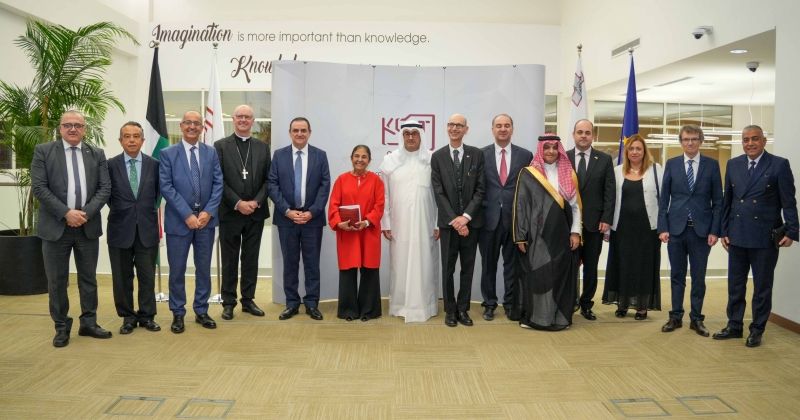 لقطة جماعية للمشاركين في المعرض