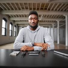 اليوتيوبر الشهير ماركيز براونلي يغلق تطبيق الهواتف الذكية