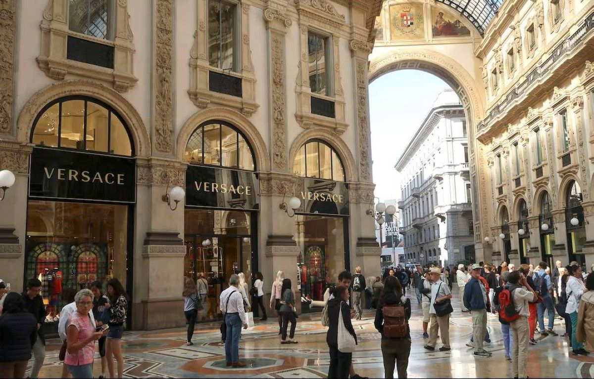 بخسارة 700 مليون دولار .. "برادا" تستحوذ على"فيرساتشي" ثمناً لـ "حرب النفوذ"