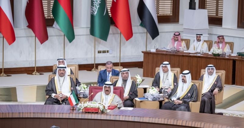 صاحب السمو مترئساً وفد الكويت في القمة الخليجية بالبحرين