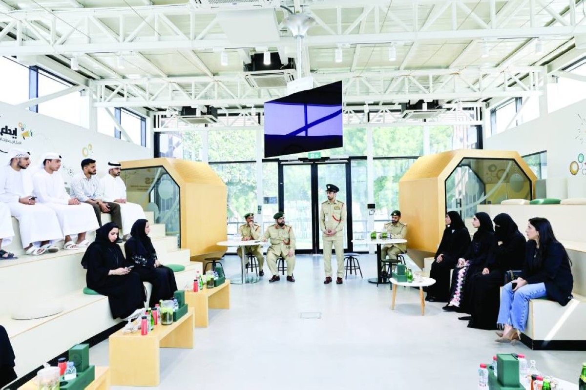 شرطة دبي تعزز مشاركة طلبة الجامعات في مبادرة «على دربك»