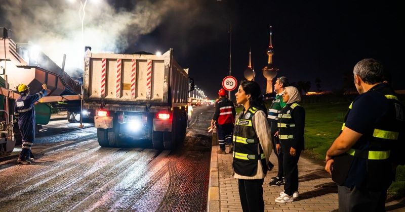 وزيرة الأشغال تتفقد أعمال الصيانة وفرش الطبقة الأسفلتية في شارع الخليج العربي
