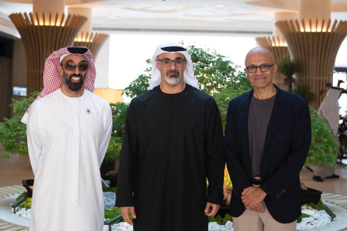 طحنون بن زايد ورئيس مجلس إدارة «مايكروسوفت» يبحثان التعاون التقني