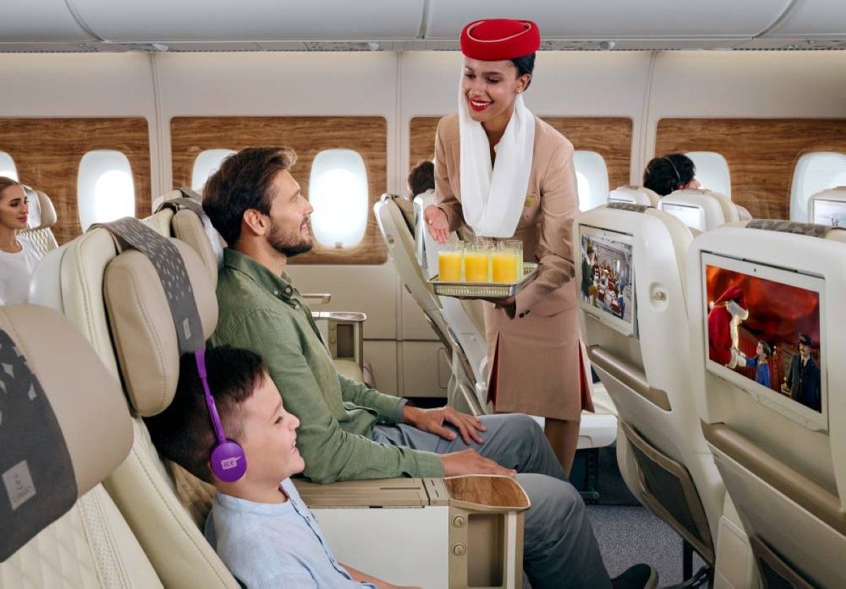 «طيران الإمارات» تنشر أجواء الأعياد على رحلاتها وفي صالاتها حول العالم