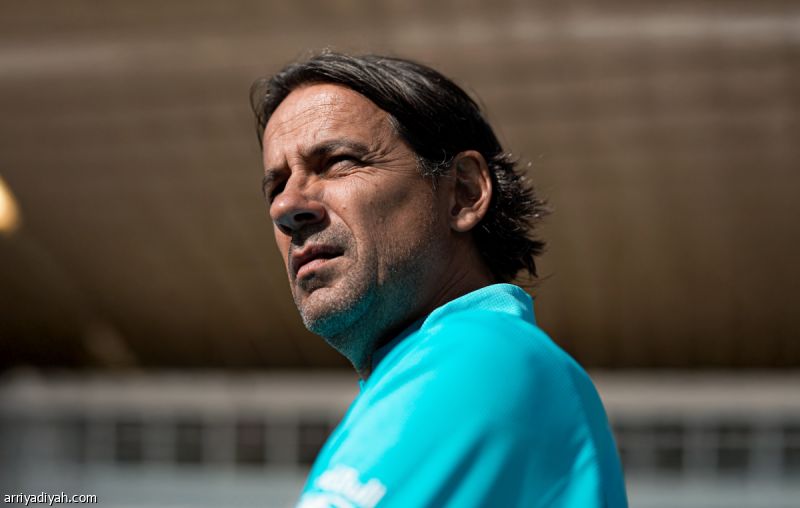 أوليفيرا يراقب الهلال في العين