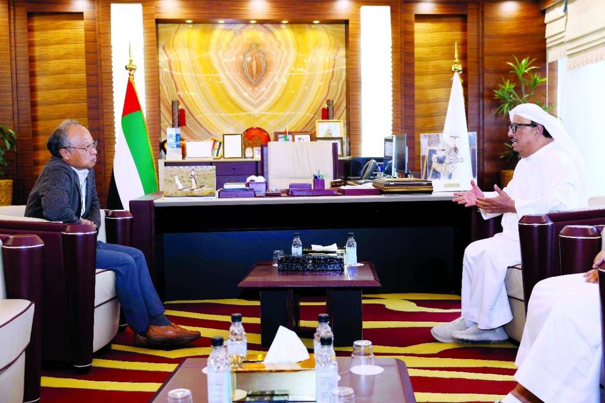 ضاحي خلفان يبحث وبروفيسور عالمي التعاون بين المؤسسات الأمنية والأكاديمية