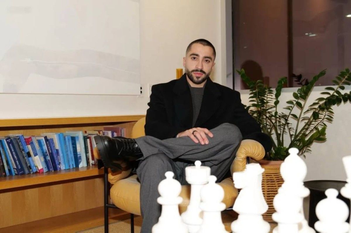 كيف بنى علي أنصاري إمبراطورية بمليارات الدولارات في 8 أشهر؟