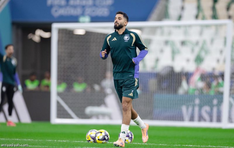 الأخضر يتحول إلى الدفاع الثلاثي