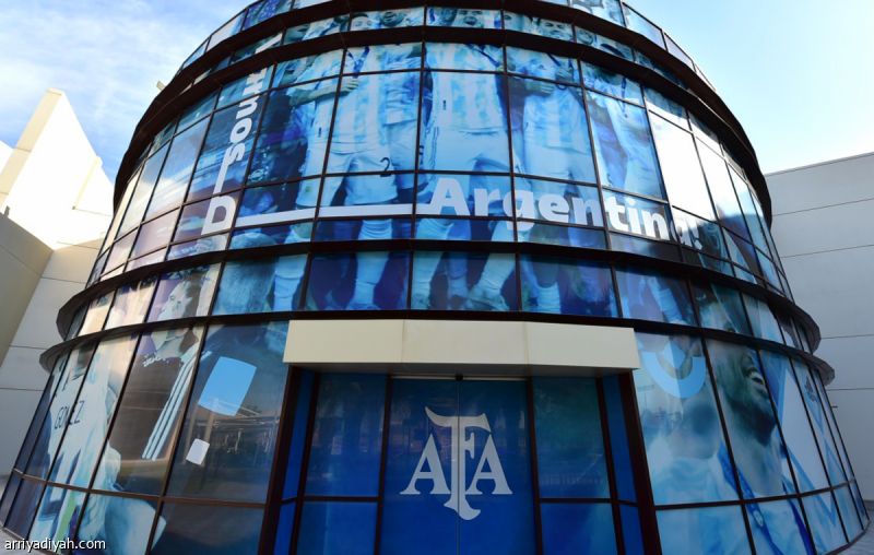 بسبب الفساد المالي.. الشرطة الأرجنتينية تداهم اتحاد القدم وأندية كبرى