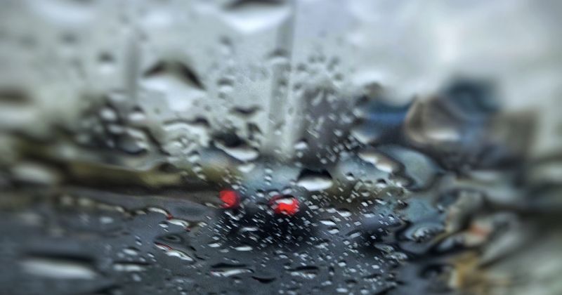 «الداخلية» تدعو قائدي المركبات للالتزام بإرشادات السلامة المرورية خلال هطول الأمطار