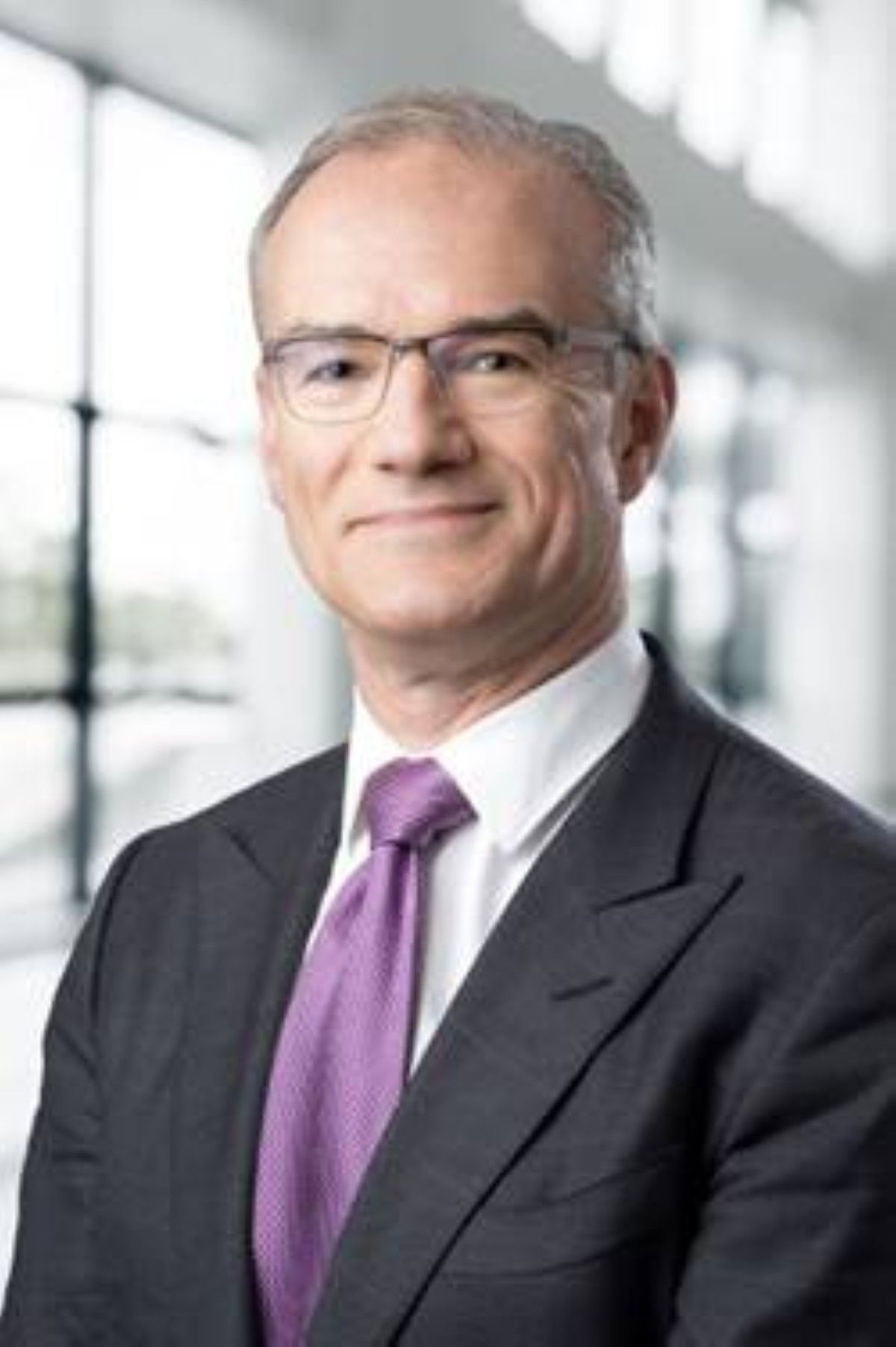 منع الرئيس التنفيذي السابق لشركة SVS من العمل في مركز دبي المالي