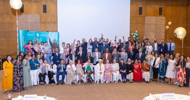 لقطة جماعية للمكرّمين مع مسؤولي المستشفى