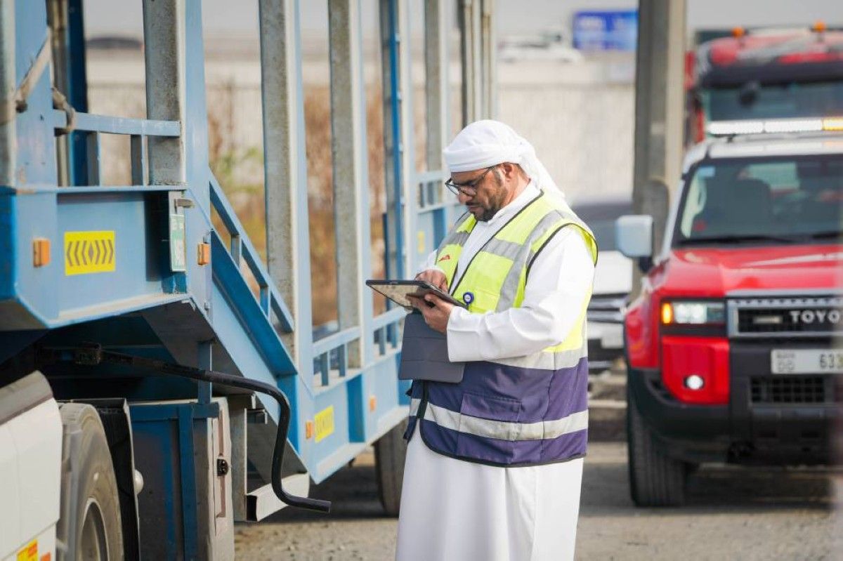 "طرق دبي" تنفذ حملة تفتيشية موسعة للحد من الوقوف العشوائي للشاحنات