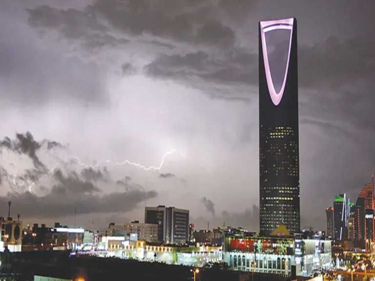 حالة الطقس في السعودية اليوم الأربعاء 10 ديسمبر 2025.. ضباب وأمطار رعدية ورياح نشطة