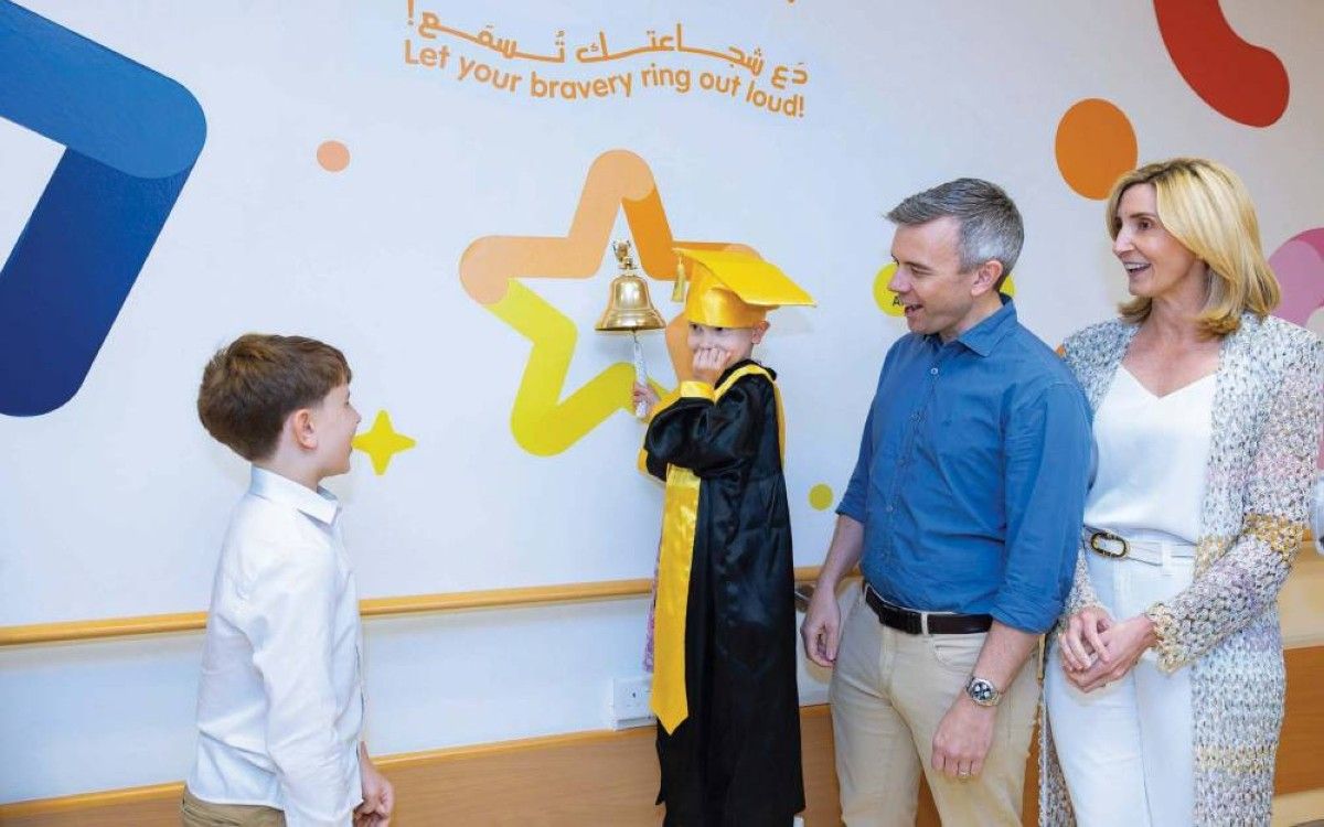 مستشفى الجليلة يقرع «جرس الأمل» احتفاءً بتعافي طفلة من السرطان