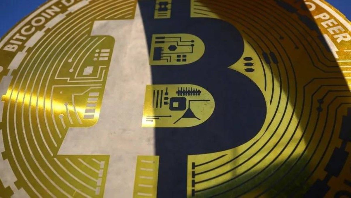 بتكوين تهبط لأقل من 90 ألف دولار وسط مخاوف حيال الذكاء الاصطناعي