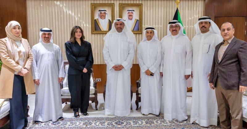 اليحيا خلال لقائه منال العصفور