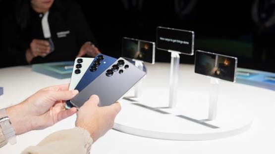 مجموعة من هواتف سامسونغ S25 (: رويترز)