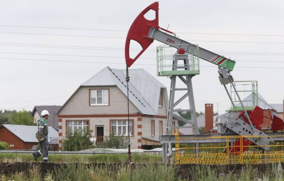 النفط يتراجع بضغط مخاوف فائض المعروض