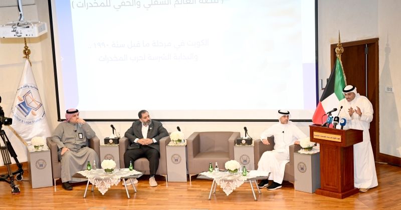 المستشار الدعيج والمتحدثون في الندوة (تصوير نايف العقلة)