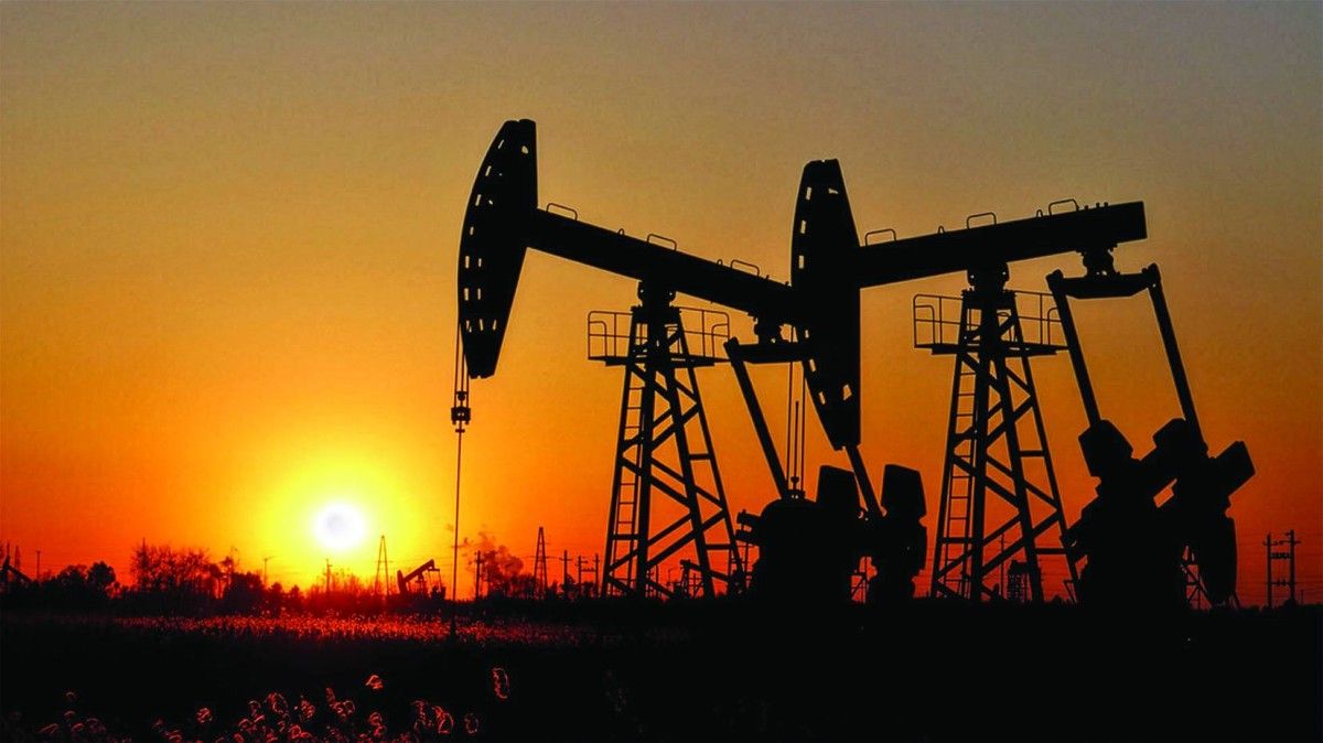 النفط يتراجع مع عودة محادثات إحلال السلام في أوكرانيا