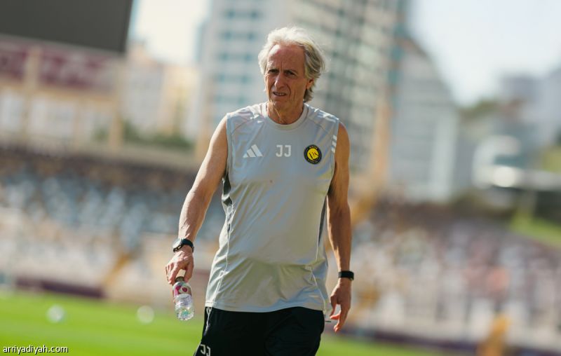 جيسوس يناقش التجريبيات مع الإدارة