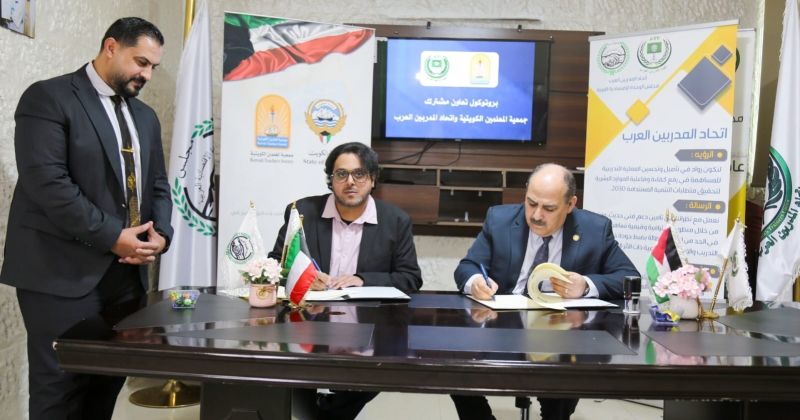 خطابية والهولي خلال توقيع العقد