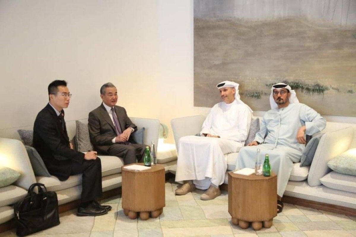 وزير الخارجية الصيني والمبعوث الخاص لرئيس الدولة لدى الصين يبحثان تعزيز الشراكة الإستراتيجية بين البلدين