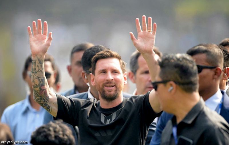 زيارة ميسي.. فوضى عارمة وتكسير مقاعد