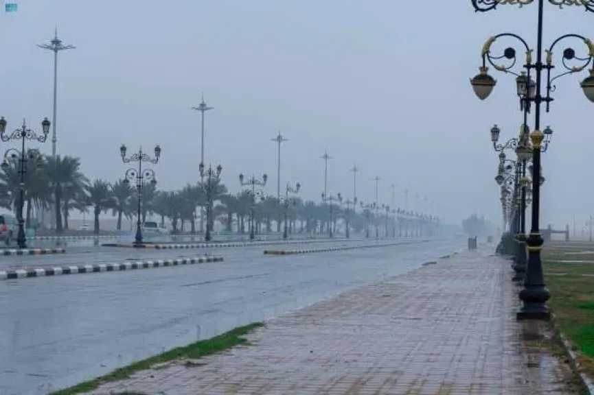 أمطار غزيرة تضرب الرياض والشرقية ومكة وتحذيرات لـ9 مناطق