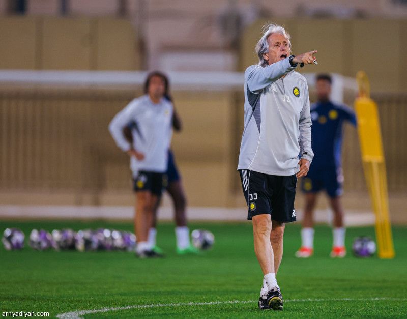 خلاف جيسوس وكارينيو يهدد التجريبية