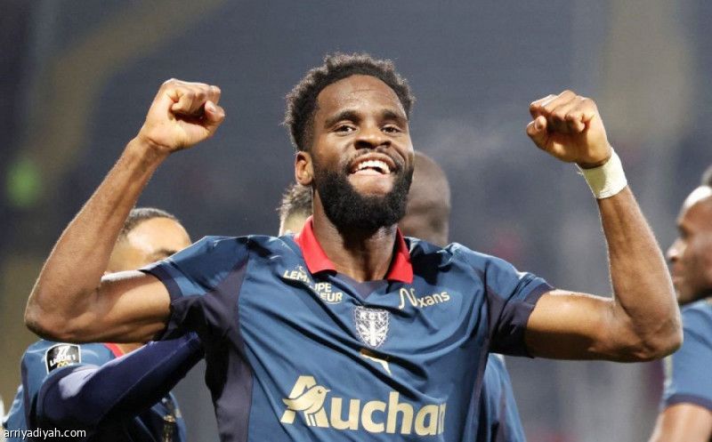 إدوارد يعيد لانس إلى الصدارة